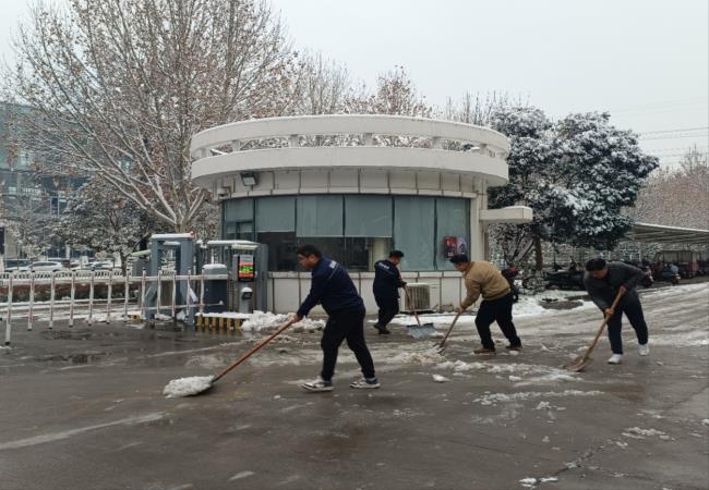 掃雪除冰我先行，冰雪更映黨旗紅
